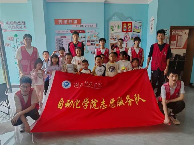 图片包含 室内, 男人, 女人, 房间 AI 生成的内容可能不正确。